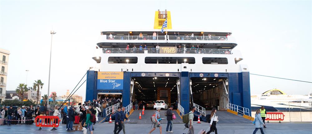 Λιμάνι Πειραιά με μαζική έξοδο με κόσμο επιβίβαση σε πλοία