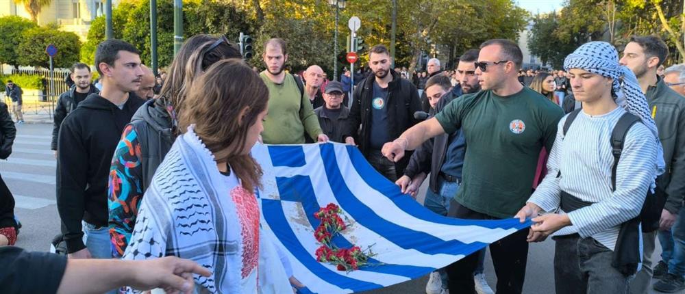 Πολυτεχνείο - αιματοβαμμένη σημαία