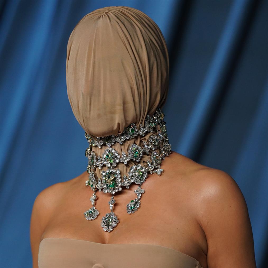 Academy Museum Gala 2025: Viral η αμφιλεγόμενη εμφάνιση της Κιμ Καρντάσιαν - Έβαλε μάσκα & κάλυψε το πρόσωπό της