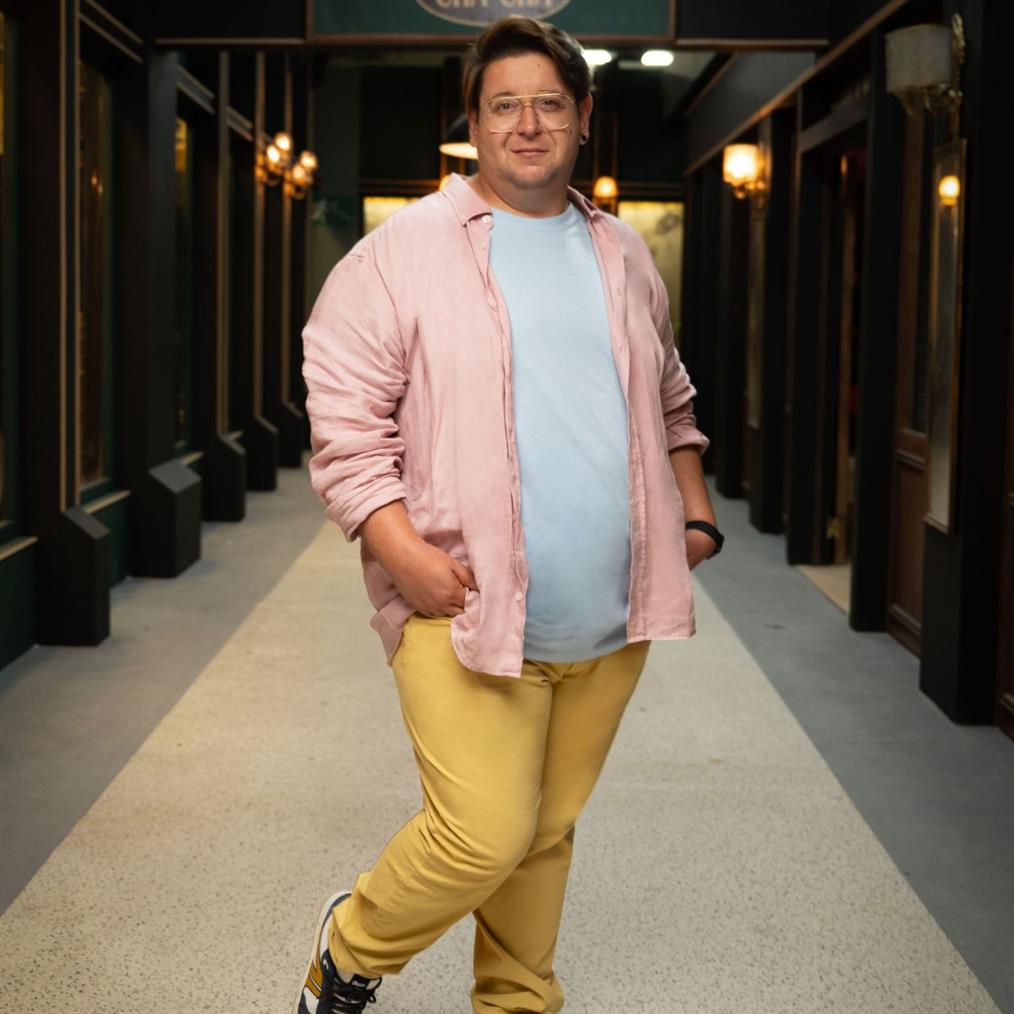 O Θάνος Μπίρκος στο FTHIS: Ο ρόλος στη σειρά "Γιατί ρε πατέρα;" και ο θάνατος του μπαμπά του - "Θα κοιτάζει από εκεί ψηλά και πιστεύω θα χαίρεται"