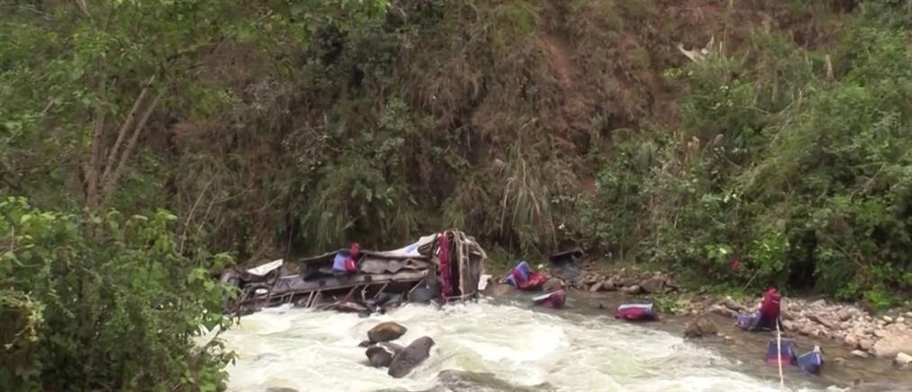 Περού: Δεκάδες νεκροί από πτώση λεωφορείου σε χαράδρα (βίντεο)