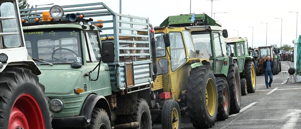 Λαμία: Παραμένουν στα μπλόκα οι αγρότες