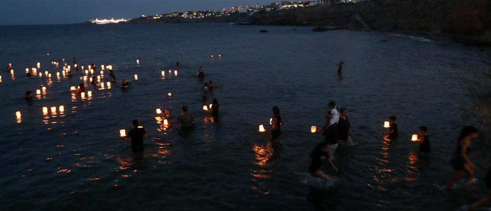 Μάτι: 104 φαναράκια στην θάλασσα για τα θύματα της τραγωδίας (εικόνες)