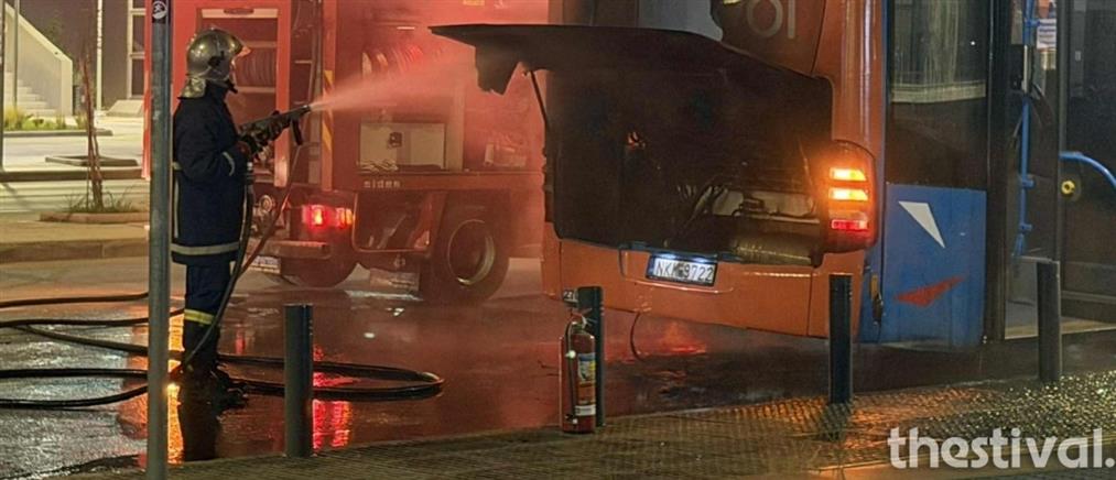 Θεσσαλονίκη: Φωτιά σε λεωφορείο του ΟΑΣΘ στο κέντρο της πόλης