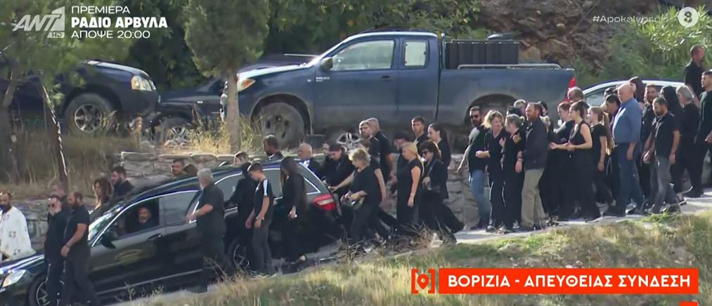 Βορίζια Ηρακλείου: Πάνοπλοι αστυνομικοί διασκορπισμένοι στο χωριό για την κηδεία του 39χρονου - Η πομπή των συγγενών (βίντεο)
