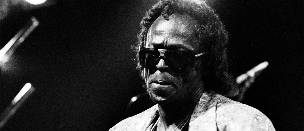 Miles Davis: Ο άνθρωπος που δεν άφησε ποτέ την τζαζ να μείνει ακίνητη