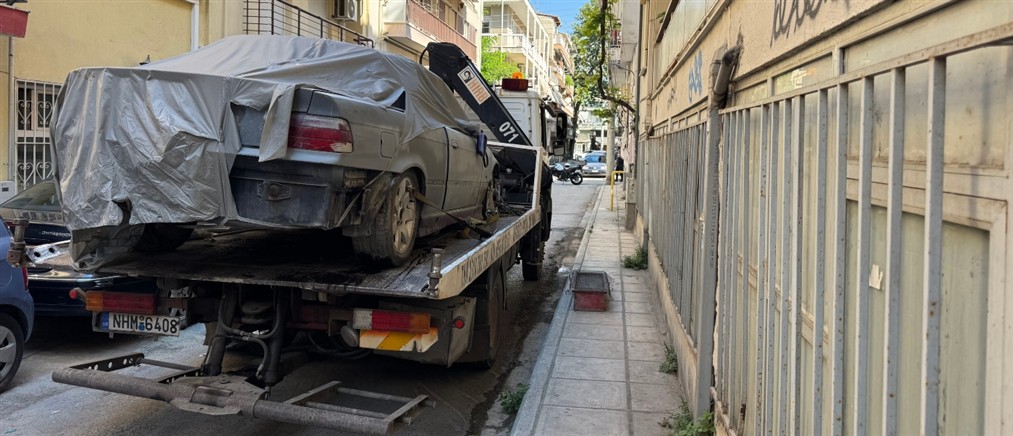 Θεσσαλονίκη: Ειδική επιχείρηση για την απομάκρυνση εγκαταλελειμμένου Ι.Χ. παρουσία της ΕΛΑΣ (εικόνες)