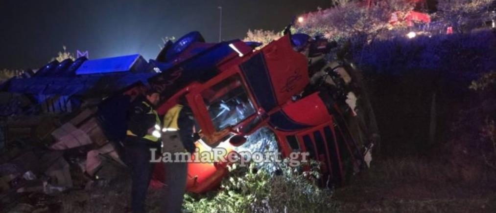 Τροχαίο στη Λαμία: Τραυματισμός οδηγού μετά την εκτροπή νταλίκας