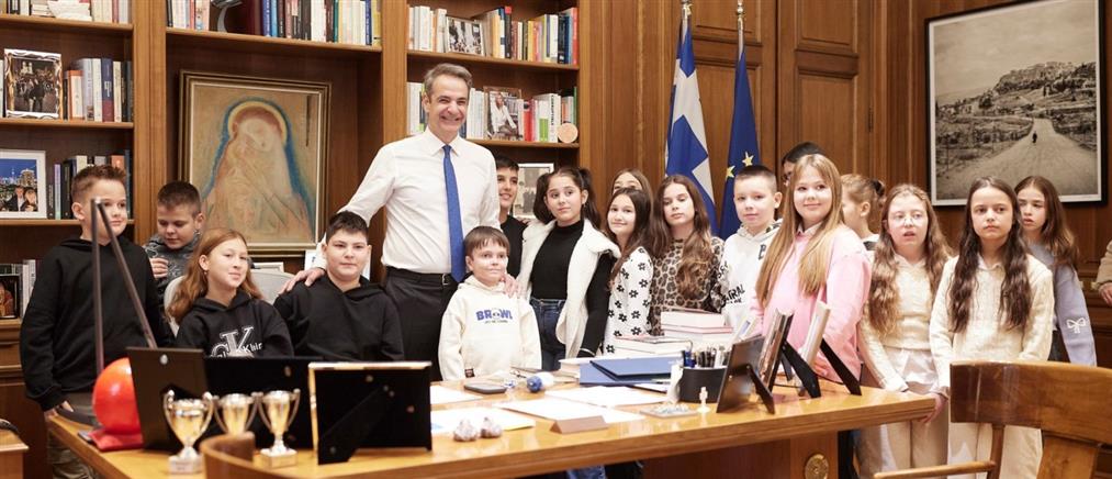 Συνάντηση Μητσοτάκη με μαθήτριες και μαθητές του μειονοτικού Δημοτικού Σχολείου Πάχνης Ξάνθης