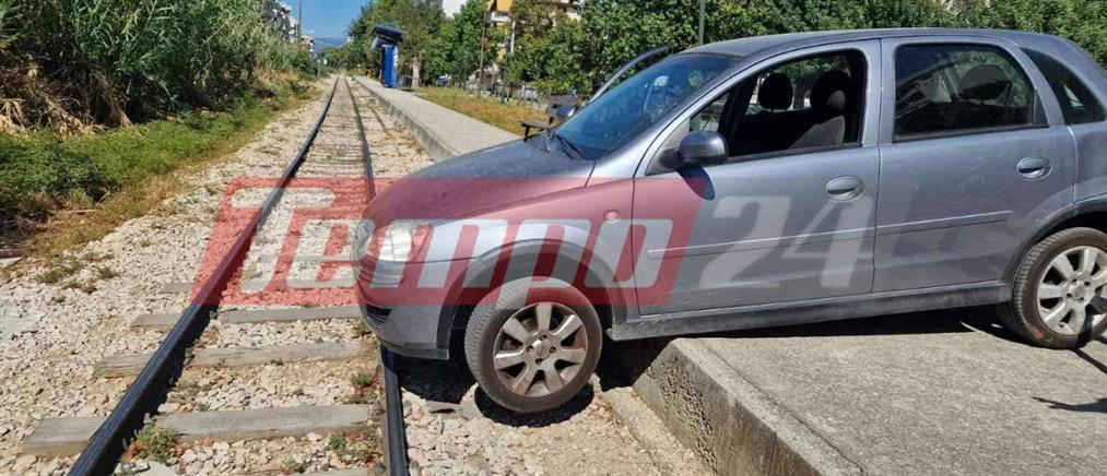 Πάτρα: Αυτοκίνητο έπεσε στις γραμμές του τρένου (εικόνες)