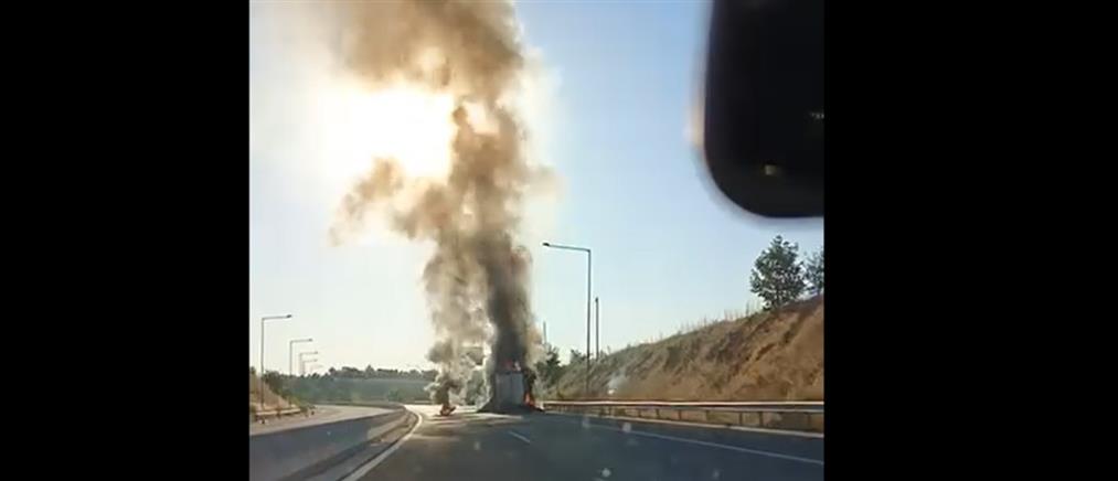 Θεσσαλονίκη: Φωτιά σε φορτηγό στην Εθνική Οδό (βίντεο)