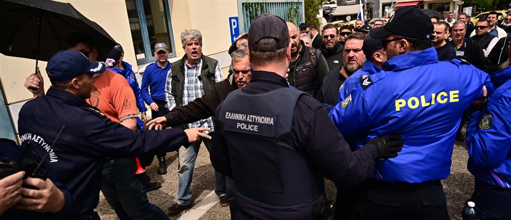 Αθήνα: Χωρίς ταξί για 24 ώρες – Ένταση έξω από το Yπουργείο Μεταφορών