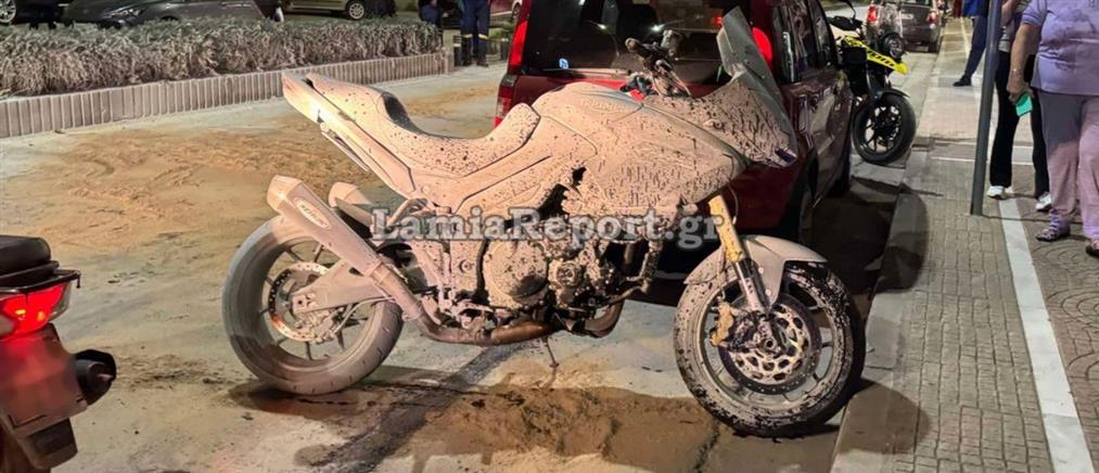 Λαμία: Δικυκλιστής έπεσε πάνω σε αυτοκίνητο για να μην πατήσει πεζή - Πήρε φωτιά η μηχανή (βίντεο)