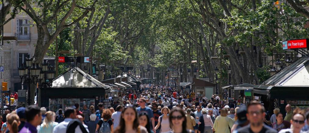 Υπερτουρισμός - Βαρκελώνη: διαδηλωτές έδιωξαν τουρίστες από εστιατόρια με... νεροπίστολα (βίντεο)
