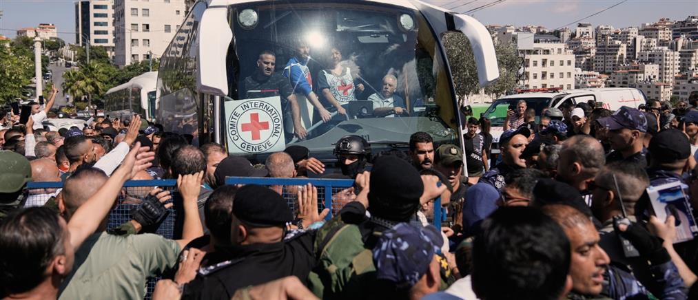 Γάζα: Φτάνουν τα πρώτα λεωφορεία με απελευθερωμένους Παλαιστίνιους