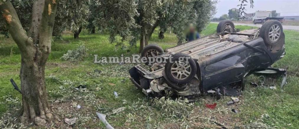 Τραγωδία στη Λοκρίδα: ΙΧ "καρφώθηκε" σε ελιά – Νεκροί δύο φίλοι (εικόνες)