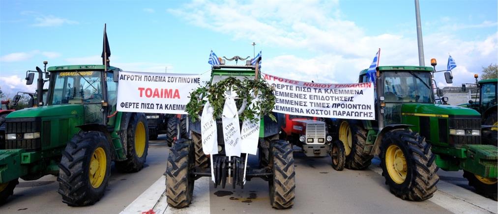Τρίκαλα: Ανυποχώρητοι οι αγρότες στα μπλόκα της Δυτικής Θεσσαλίας