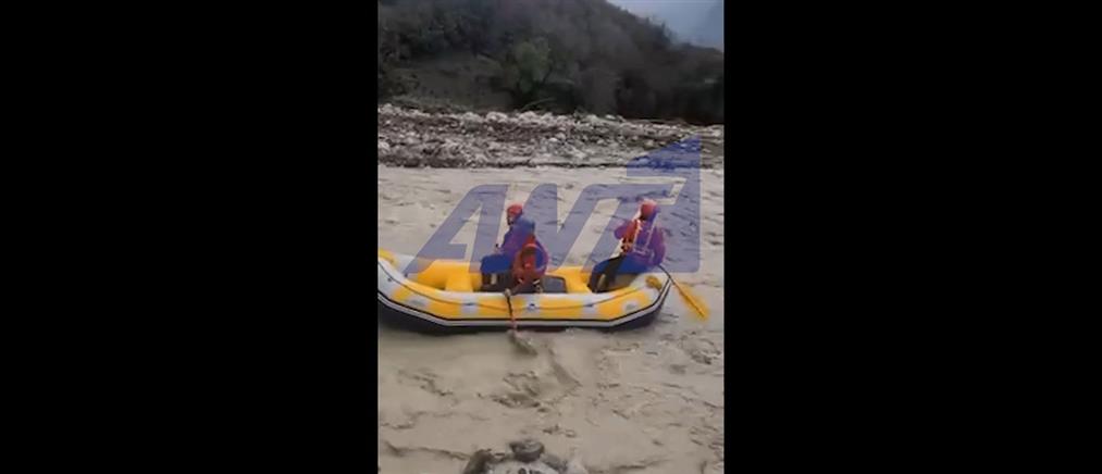 Τζουμέρκα: Άνδρες της ΕΜΑΚ μεταφέρουν τρόφιμα με διασωστική λέμβο σε αποκλεισμένο χωριό (βίντεο)