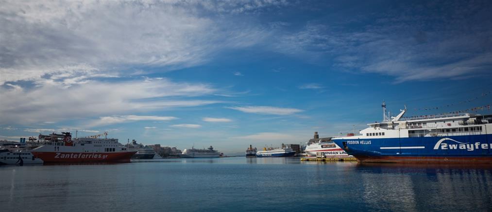 Άνδρας έπεσε από πλοίο στο λιμάνι του Πειραιά – Τον έσωσε λιμενικός