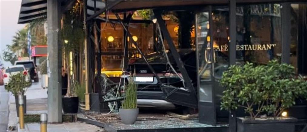 Συγγρού: Αυτοκίνητο “μπούκαρε” σε καφετέρια (βίντεο)