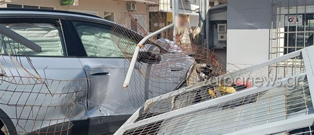 Κρήτη: Σφοδρό τροχαίο - Οδηγός προσέκρουσε σε σταθμευμένα αυτοκίνητα (εικόνες)