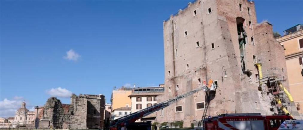Ιταλία: Κατέρρευσε μέρος του "Πύργου των Κόμηδων" - Έρευνες κάτω από τα συντρίμμια για τον εντοπισμό εργάτη (βίντεο)