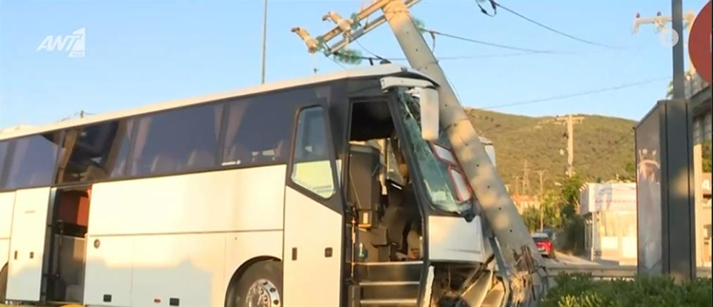 Γλυκά Νερά: Λεωφορείο έπεσε σε στάση λεωφορείου και στύλο ηλεκτροδότησης (εικόνες)