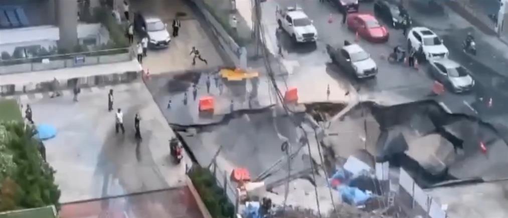 Συγκλονιστικές εικόνες από Ταϊλάνδη: Κατέρρευσε τμήμα δρόμου ανοίγοντας τρύπα στη μέση