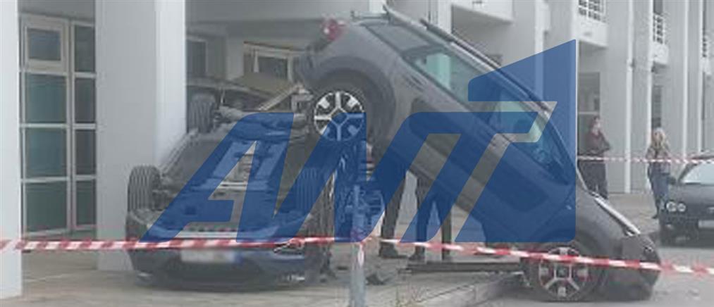 Τροχαίο - ΟΑΚΑ: “Κόλλησε” το γκάζι, έπεσε σε παρκαρισμένα αυτοκίνητα και αναποδογύρισε το ένα! (βίντεο)