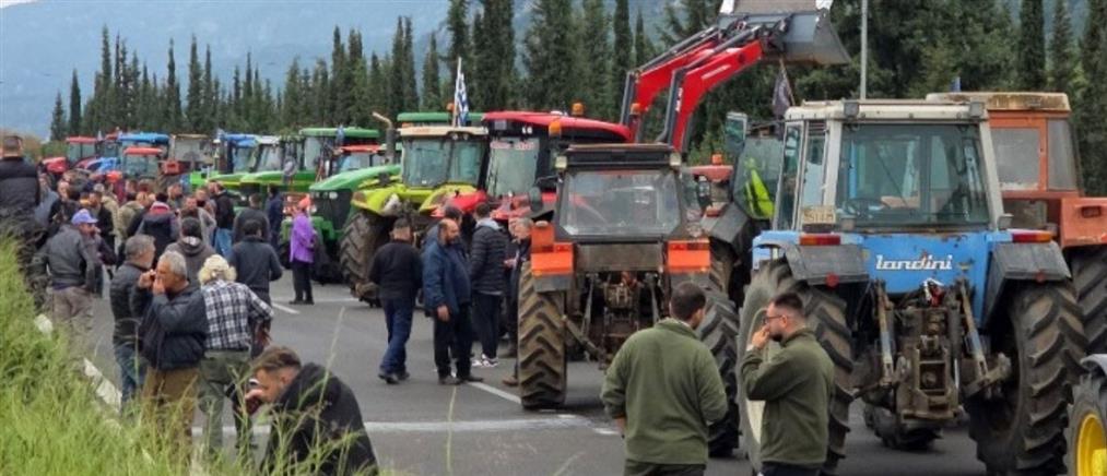 Λαμία: Οι αγρότες άνοιξαν τις μπάρες στα διόδια Τραγάνας επιτρέποντας την ελεύθερη διέλευση των οχημάτων	