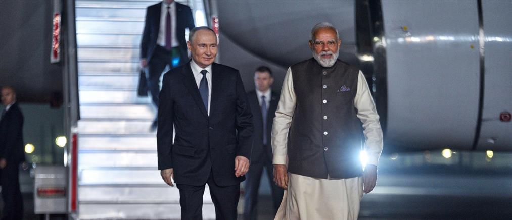Επίσκεψη Πούτιν στην Ινδία - Υποδοχή στο αεροδρόμιο από τον Πρωθυπουργό Μόντι