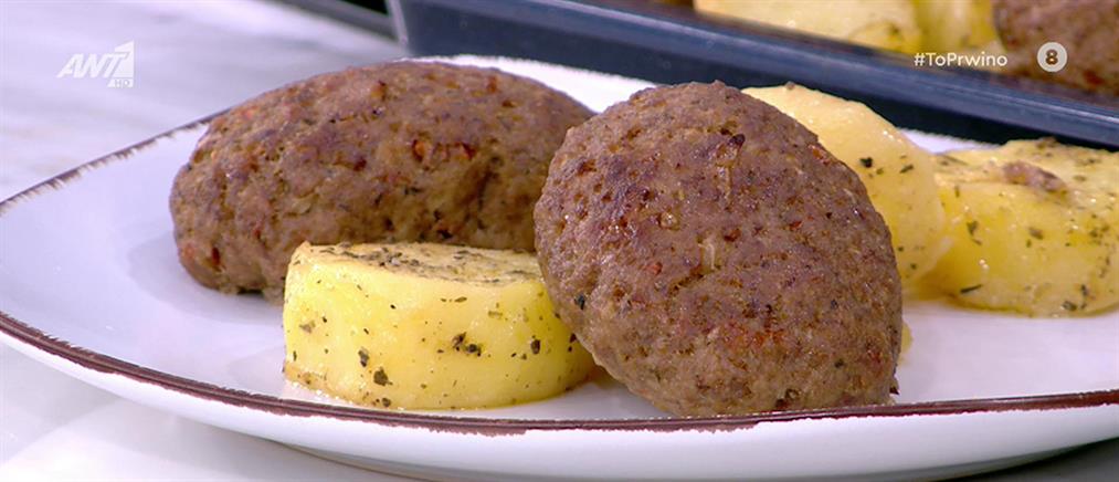 Μπιφτέκια με πατάτες στο φούρνο από την Αργυρώ Μπαρμπαρίγου (βίντεο)