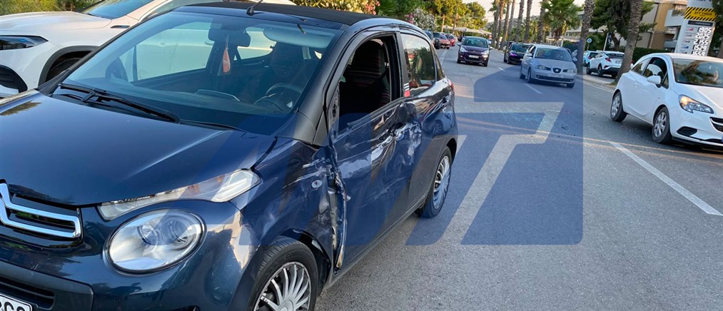 Βάρκιζα: Καταδίωξη έπειτα από καταγγελία για απάτη - Τράκαραν, εγκατέλειψαν το Ι.Χ. και διέφυγαν πεζοί