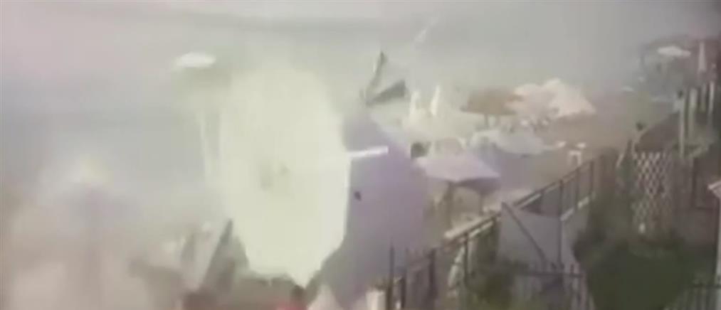 Χαλκιδική: Μπουρίνι ξηλώνει τις ομπρέλες beach bar (βίντεο)