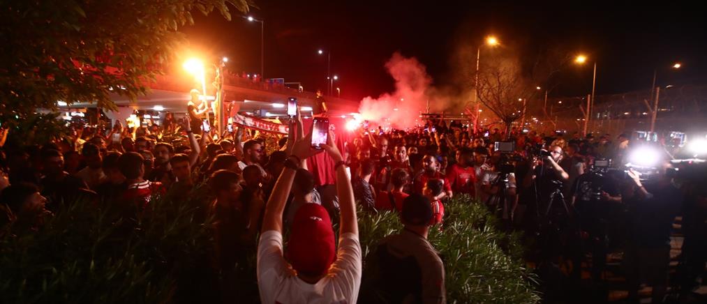 Ολυμπιακός: Στην Ελλάδα ο Ποντένσε - Αποθέωση για τον Πορτογάλο από 2.000 οπαδούς στο αεροδρόμιο