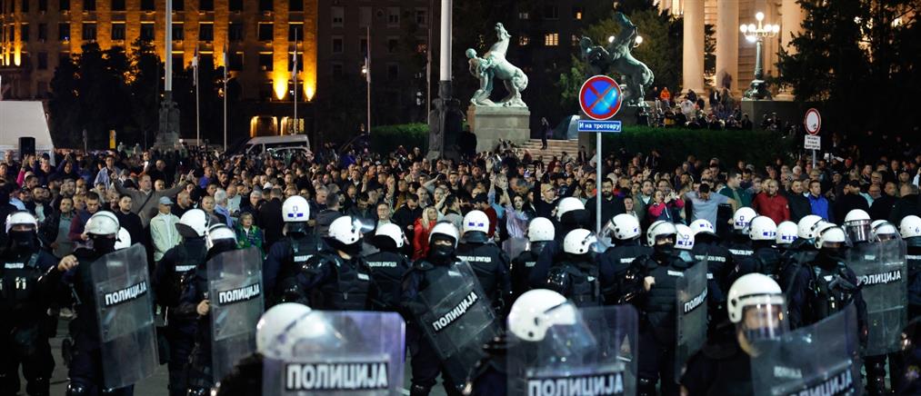 Τεταμένη η κατάσταση μπροστά από το κοινοβούλιο όπου πραγματοποιεί απεργία πείνας μητέρα θύματος της τραγωδίας στο Νόβι Σαντ