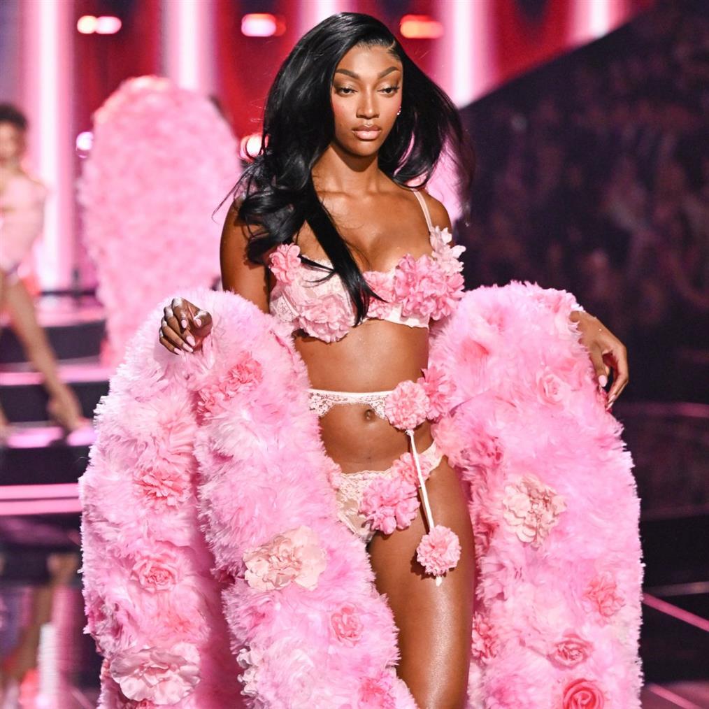 Angel Reese: Η μπασκετμπολίστρια έγινε η πρώτη επαγγελματίας αθλήτρια που εμφανίστηκε στο σόου της Victoria’s Secret 
