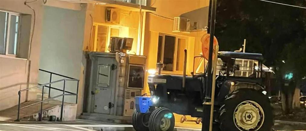 Πτολεμαΐδα: Αγρότης σε κατάσταση μέθης πήγε με το τρακτέρ του στο ΑΤ να διαμαρτυρηθεί για τον ΟΠΕΚΕΠΕ