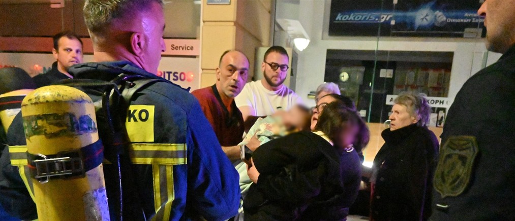 Άργος: Φωτιά σε διαμέρισμα - Μια μητέρα μεταφέρθηκε στο νοσοκομείο με το ανήλικο παιδί της (εικόνες)