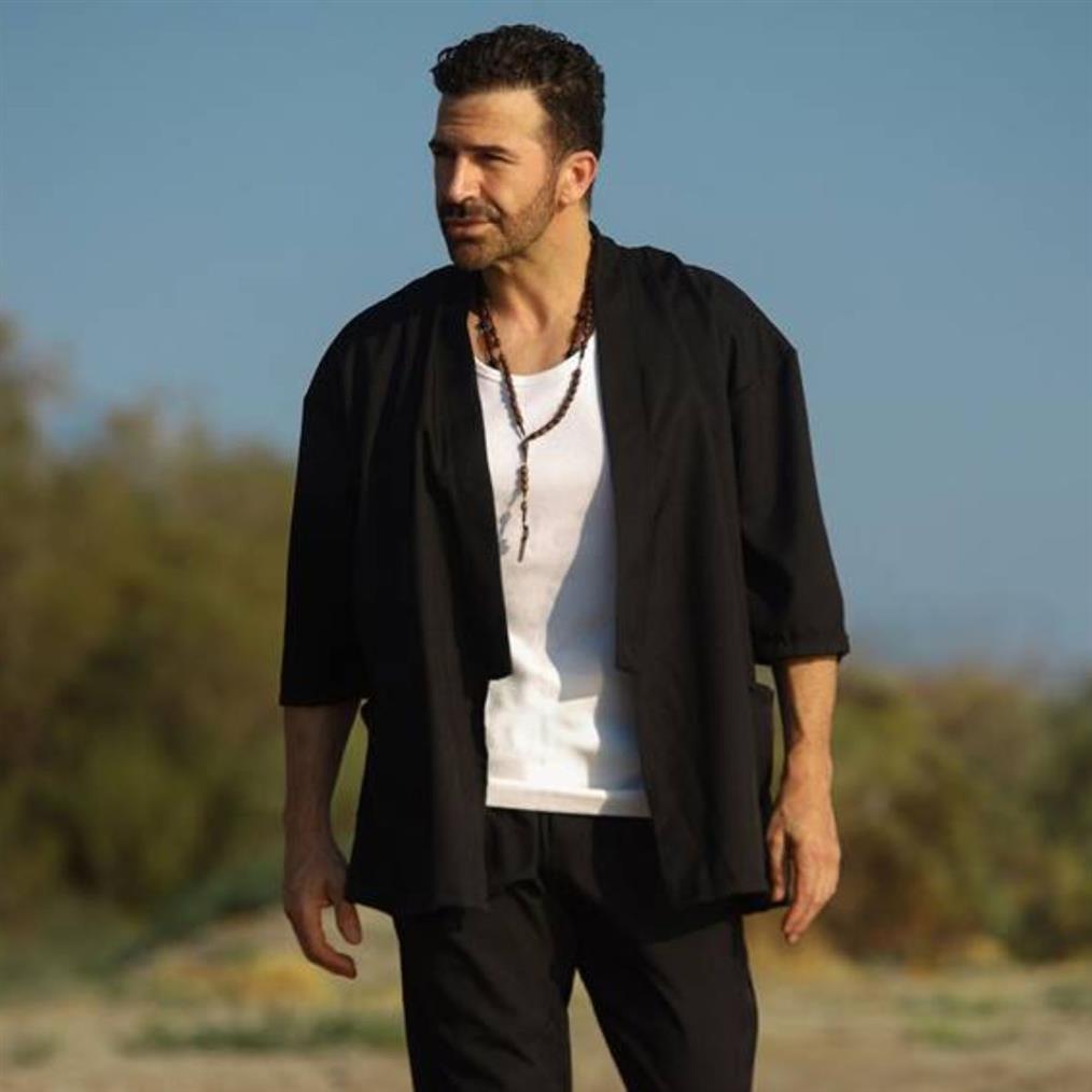 Ο Ηλίας Παλιουδάκης μας παρουσιάζει την επανεκτέλεση του τραγουδιού "Αφούσης"
