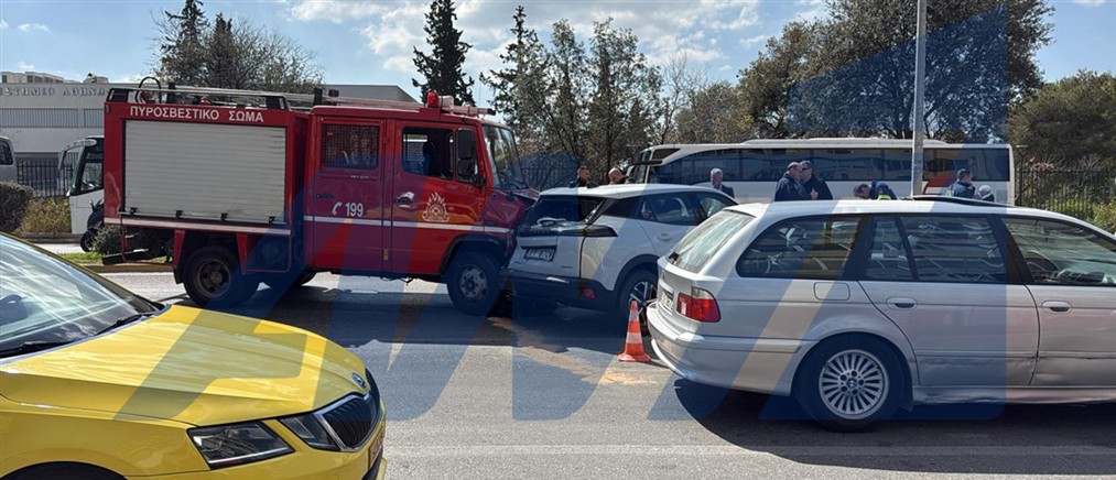 Τροχαίο ατύχημα στη Λεωφόρο Αθηνών στο ύψος της οδού Μητροδώρου με έναν τραυματία