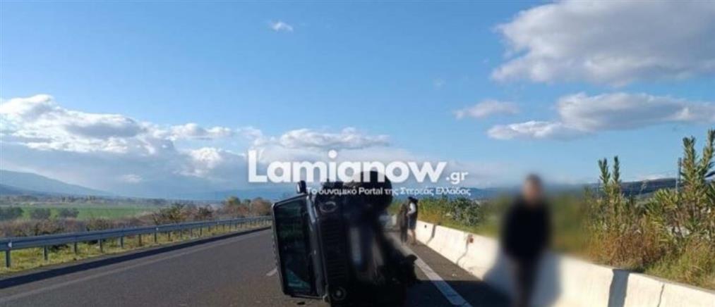 Λαμία: Πυρκαγιά και τροχαίο με ανατροπή αυτοκινήτου στον Ε65 (εικόνες)