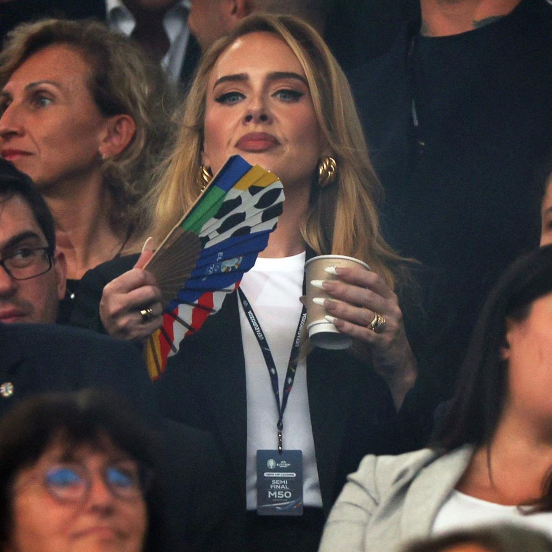 Adele: Με νεύρα στις κερκίδες του Euro  - Φώναξε "σκάσε" σε οπαδό (βίντεο)

