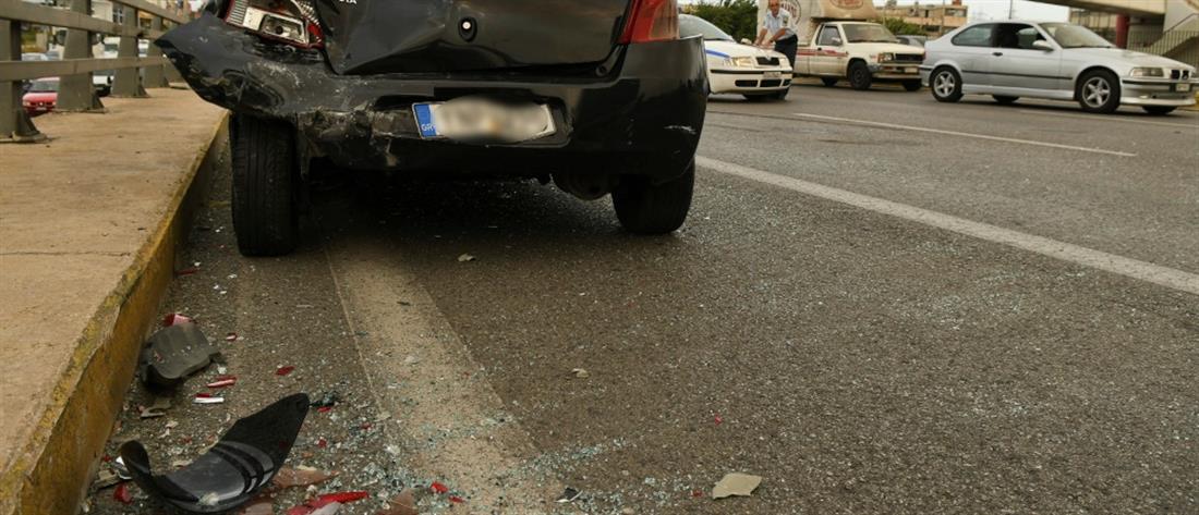 Πικέρμι - Τροχαίο ατύχημα: αυτοκίνητο προσέκρουσε σε κολόνα