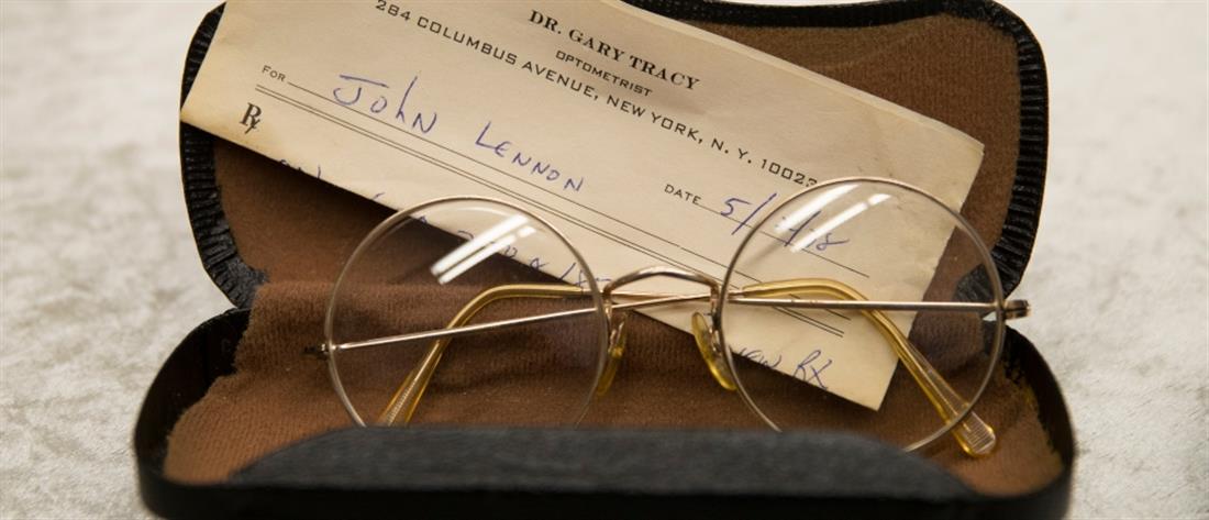 Δημοπρατήθηκαν γυαλιά του Τζον Λένον (εικόνες)