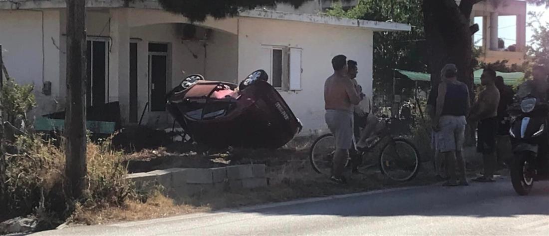 Αχαΐα - Τροχαίο: Αυτοκίνητο “προσγειώθηκε” σε αυλή σπιτιού (εικόνες)