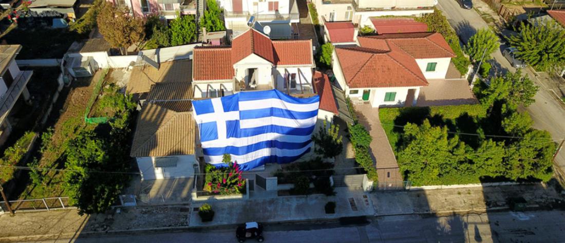 28η Οκτωβρίου: Σκέπασε το σπίτι του με τεράστια γαλανόλευκη σημαία (εικόνες)