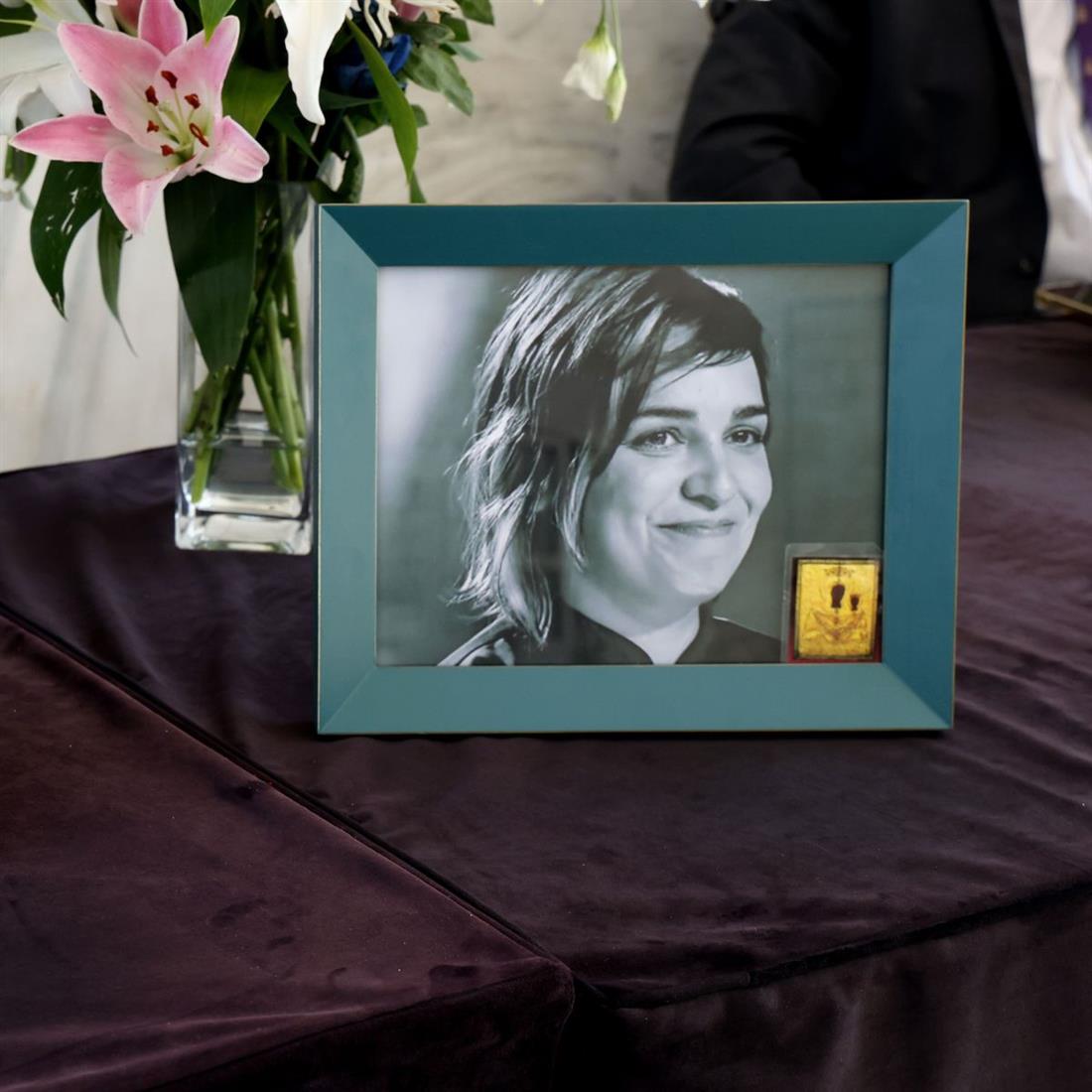 Ντέμη Γεωργίου: Οι πρώτες φωτογραφίες από την κηδεία της
