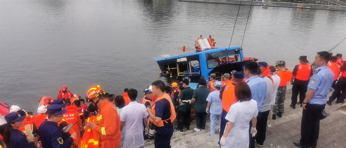 Τραγωδία: σκοτώθηκαν μαθητές από πτώση λεωφορείου σε λίμνη