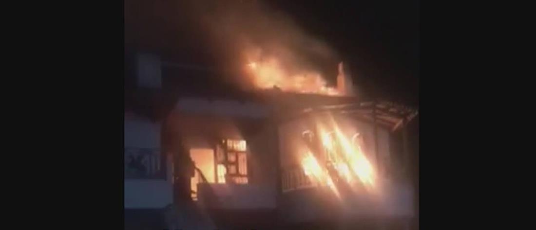 Στις φλόγες παραδόθηκε σπίτι στο Βραχάτι (βίντεο)